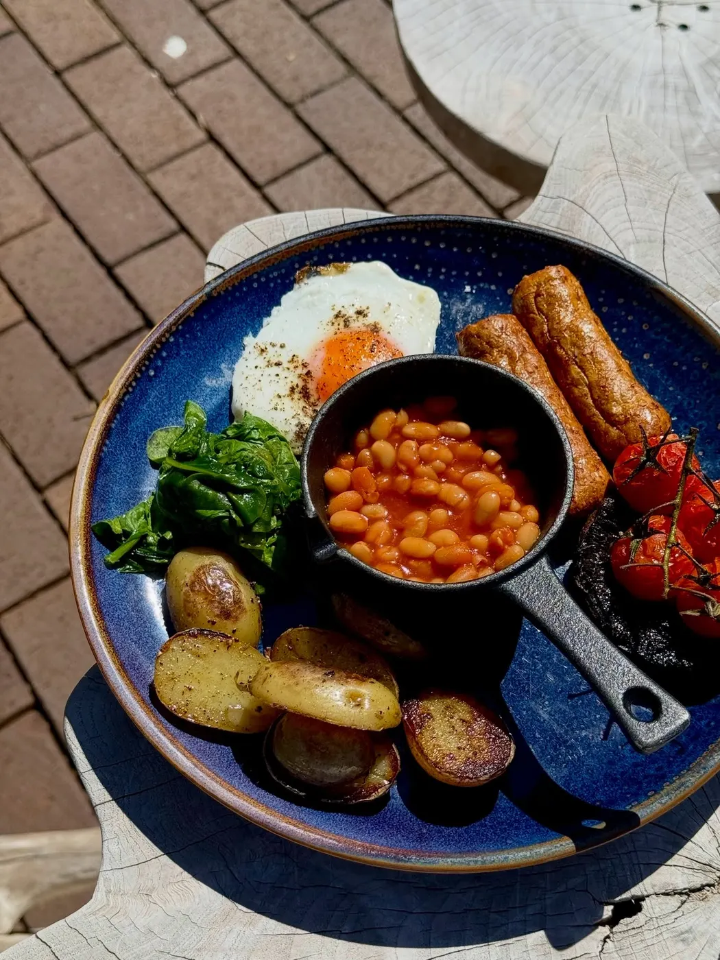 Full breakfast with eggs, bacon, sausages and toast